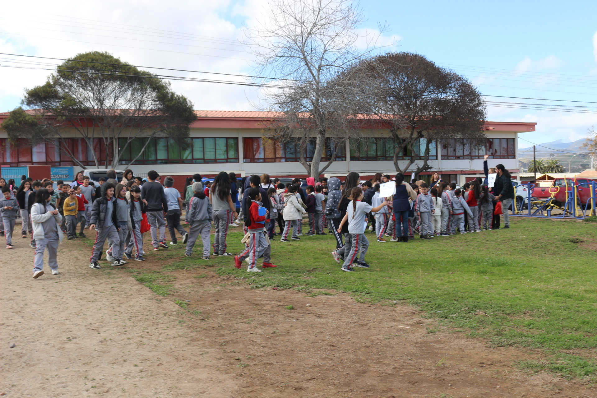 Alumnos de colegio Villa San Bartolomé  participan en simulacro de emanación de gases